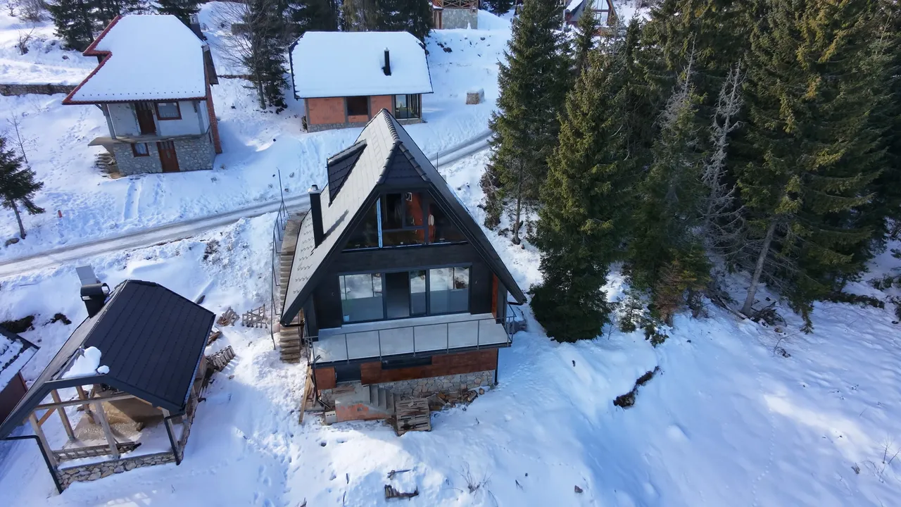 Kuća Top Hill Vista i zaseok Sekulić na Tari iz vazduha, zimi